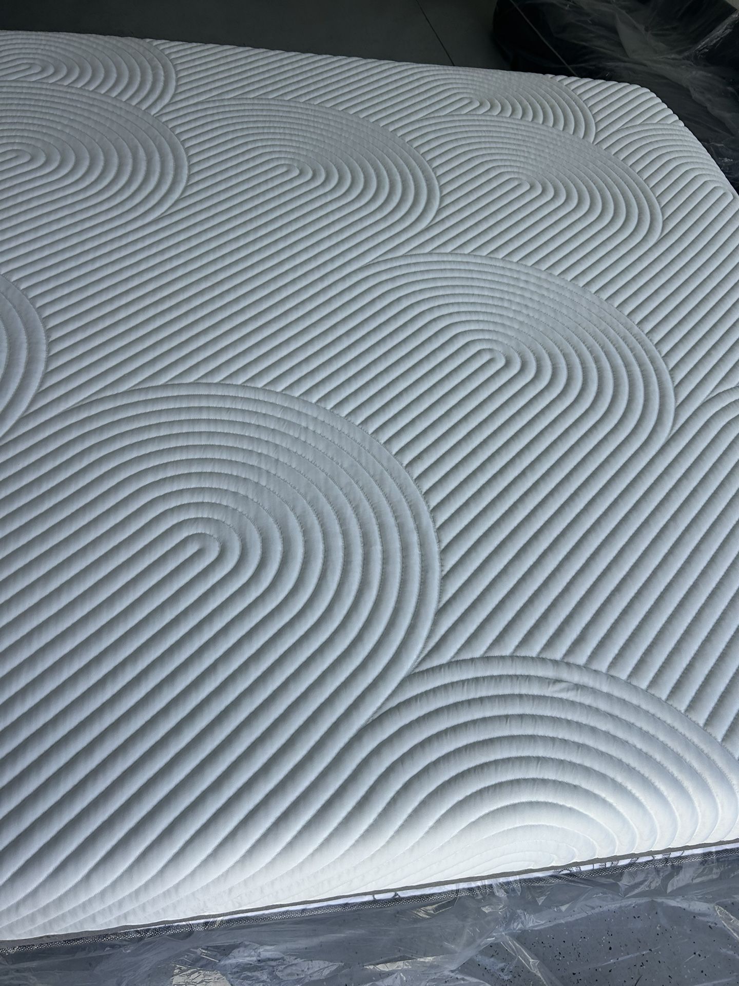 King Tempurpedic 13.5 inch like new mattress Luxury firm (firm but not ridiculous) I can deliver Ir come see first Retail $3,989 Your Price $975