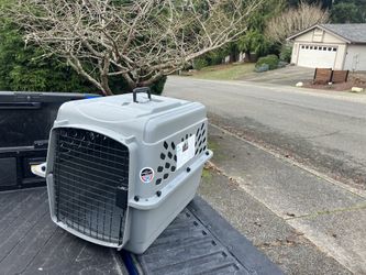 Medium Dog Kennel Crate Carrier Airline Approved like New 28” L by 20” W by 20”