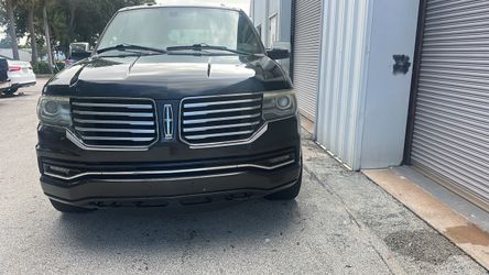 Lincoln Navigator Full-Size SUV Black