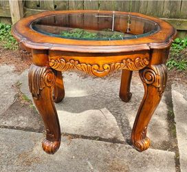 Solid wooden brown end table with a glass top in Excellent condition.
H 23in. & 1/4in.
L 25in. & 1/2in.
W 25in. 1/2in.