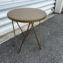 Modern Gold Metal BaseRound WoodenSide AccentTable! Good condition! 20x20x24in