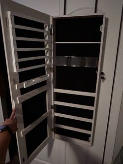 Mirror / jewelry storage