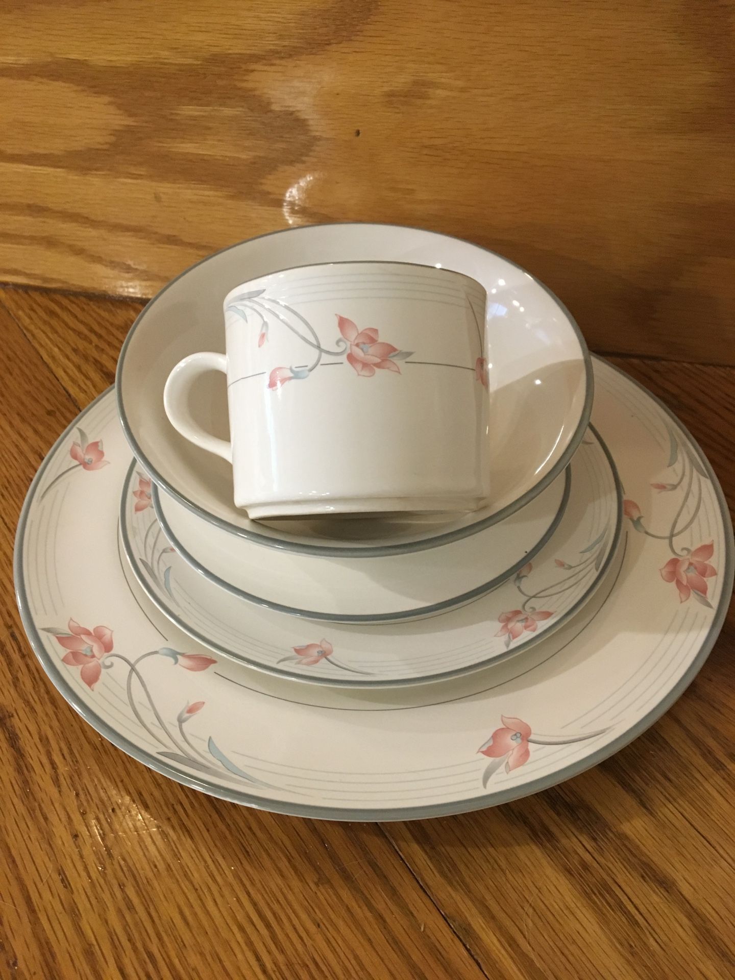 Vintage Never Used 40 Pc Place Setting For 8  People 