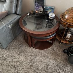 Table with 4 small seats