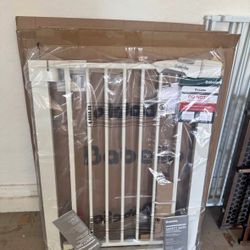 Adjustable Safety Gate / Pet Gate - Fits Openings 26” - 40”