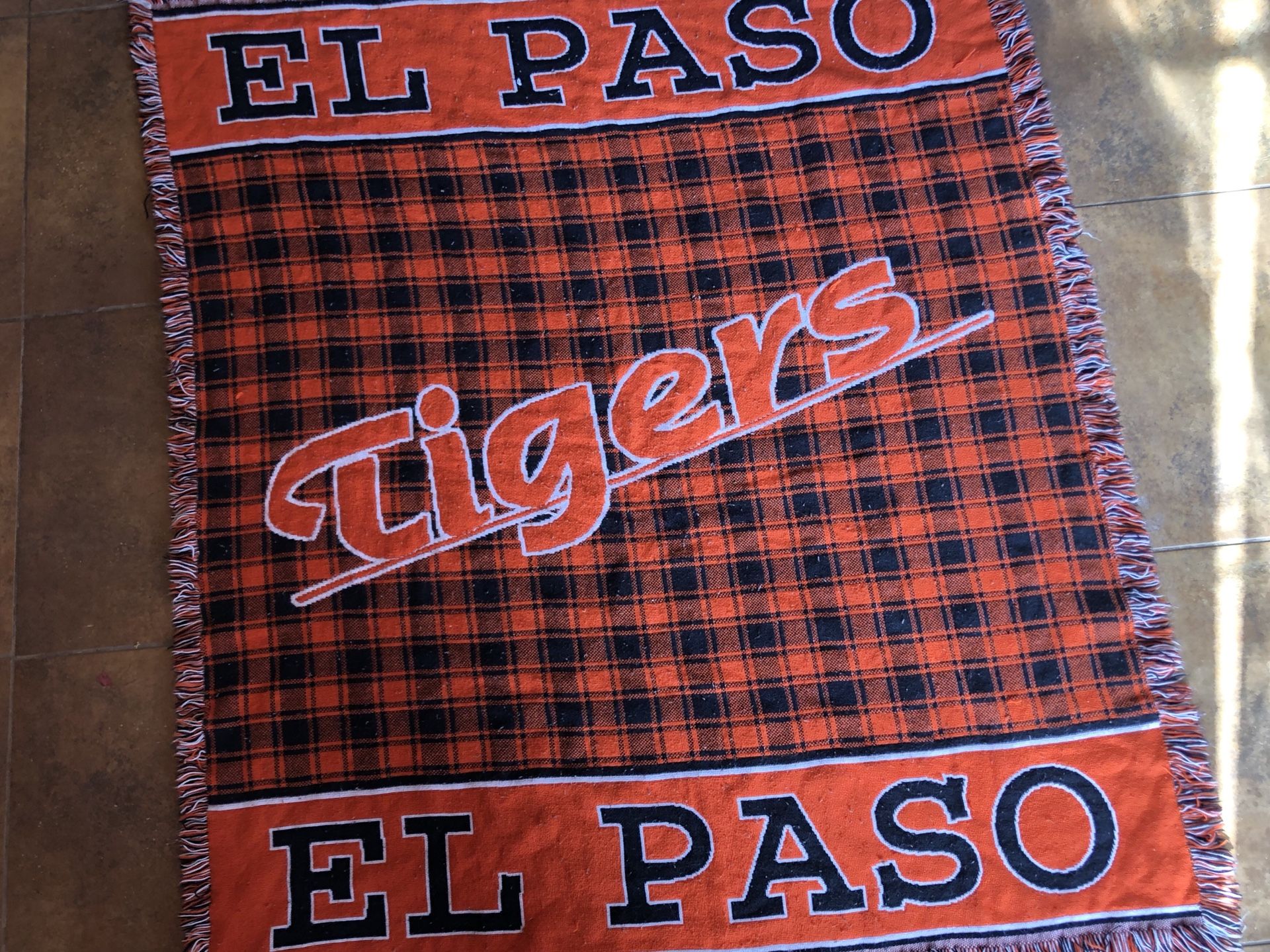 El Paso high school El Paso tigers quilted blanket