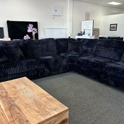 Large modular black sectional with ottoman included (128x128)