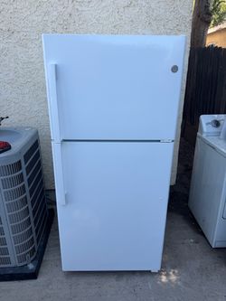 GE White Top-Freezer Refrigerator