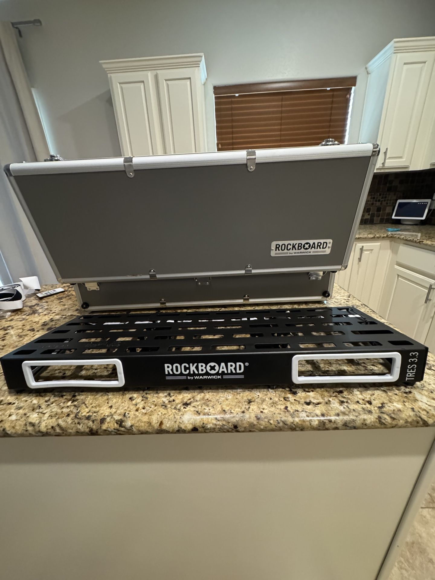 Rockboard Tres 3.3 With Case And LED Lights 