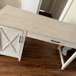 Desk SLIGHTLY DAMAGED READ DISC. 