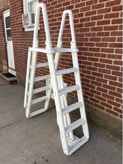 Pool ladder