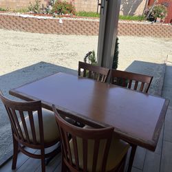 Beautiful Dinning set  4 chairs 🪑 .