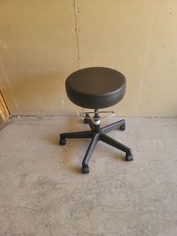 360-Degree Round Stool