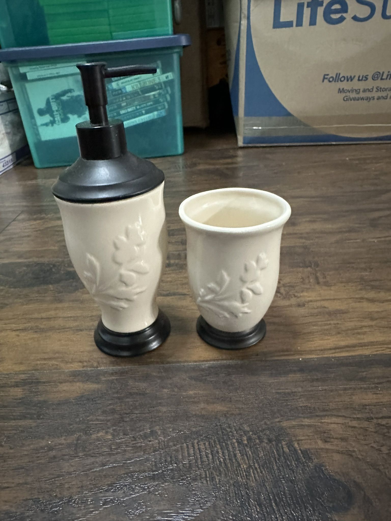 bathroom accessory set,