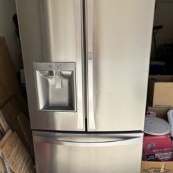 Refrigerator NEEDS COMPRESSOR 