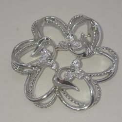 BEAUTIFUL VINTAGE "SARAH" BROOCH PIN WITH OPEN FLOWER DESIGN