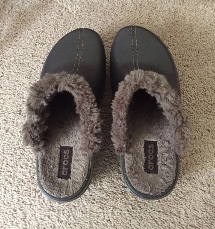 Crocs Faux Fur Clogs / Slippers Size 8