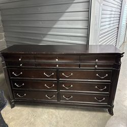 Dresser And Chest Of Drawers 