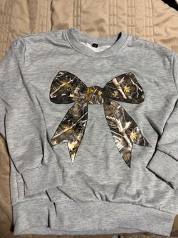 Girl cute bow sweater size 8 youth