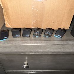 6 Go pro hero 6/7/8 batteries and charger