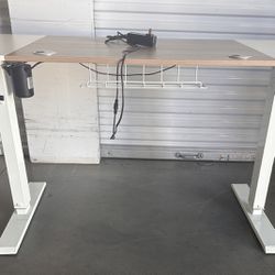 NICE ADJUSTABLE HIGHT DESK. 55” WIDE, 24” DEEP AND 29” TALL WHEN PHOTOGRAPHED 