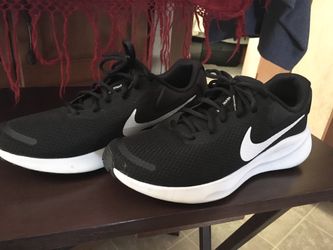 ***Woman’s Size 8 Nike***