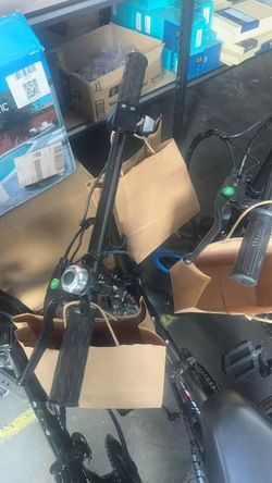 The warehouse is handling a batch of 650W motors, 14-inch tires, 48V 10.5AH electric bikes, with a top speed of 25 mph