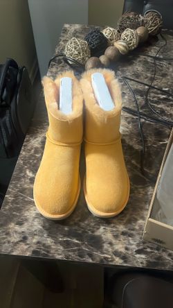 Mini Bailey Bow Cream Uggs Size 8