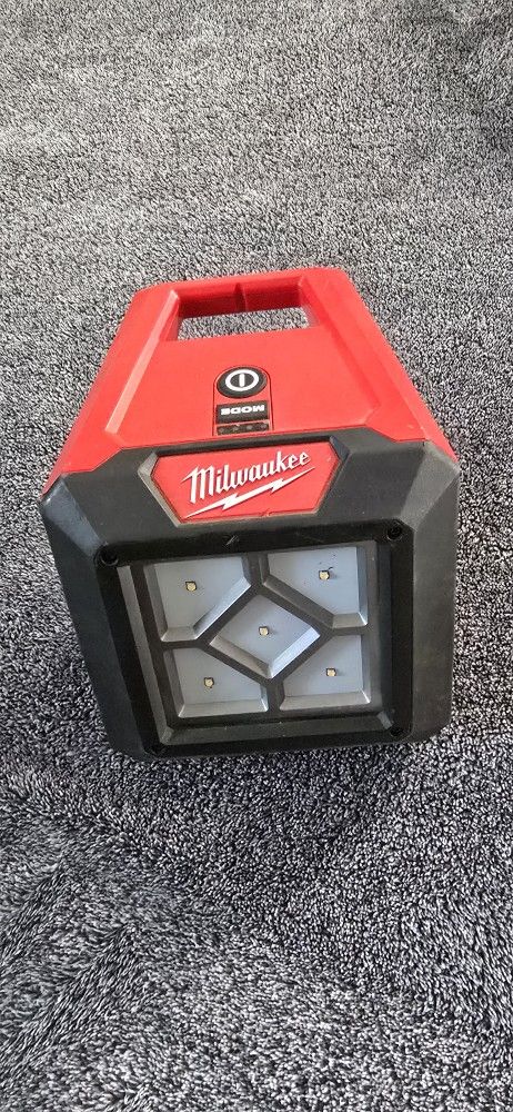 Milwaukee M12 floodlight