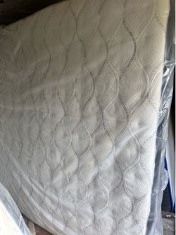 King Serta Pillowtop Mattress 1yr used - great condition