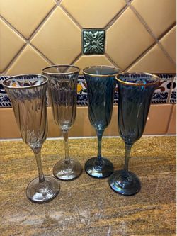 Set of 4 Elegant Champagne Flutes with Gold Rim