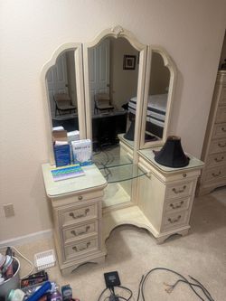 Antique white 6 piece Lexington bedroom set made in USA