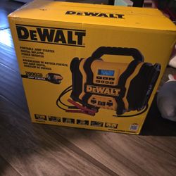 De Wallt Portable Jump Starter