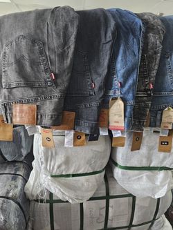 Jeans Levi's Nuevo de hombre solo $13 c/u  disponible en paquetes de 60 pantalones 
