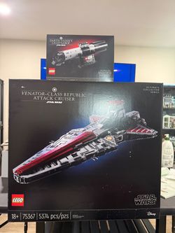 Lego Star Wars UCS Venator Class Republic Attack Cruiser set 75367 and Darth Vader’s Lightsaber GWP