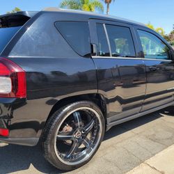 (14) Jeep Compass Limited, Clean Title, Smogged, 4x4, 22"rims, 4 Cylinder, Reliable Transportation 