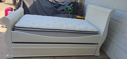**Beatiful Cafe Kids twin daybed with pull out trundle **