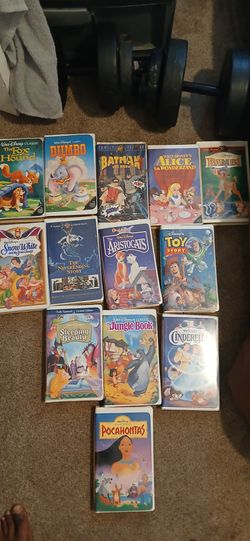 Lot of 13 VHS Tapes Disney Classics and More