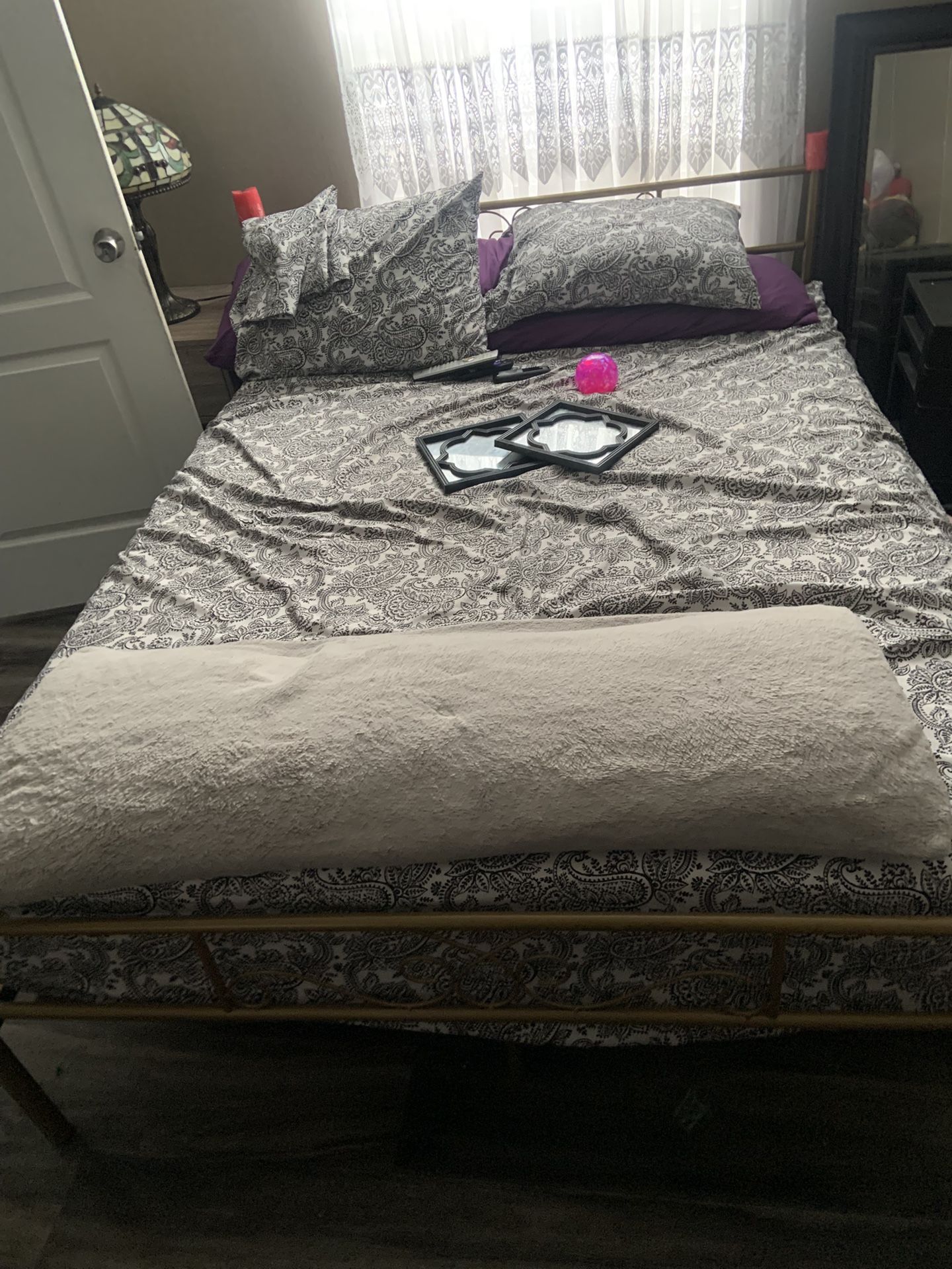 Queensize bed/frame
