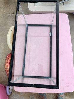 Lidless fish tank in good condition; no leaks. It measures 12 inches high, 20 inches long, and 10 inches wide.