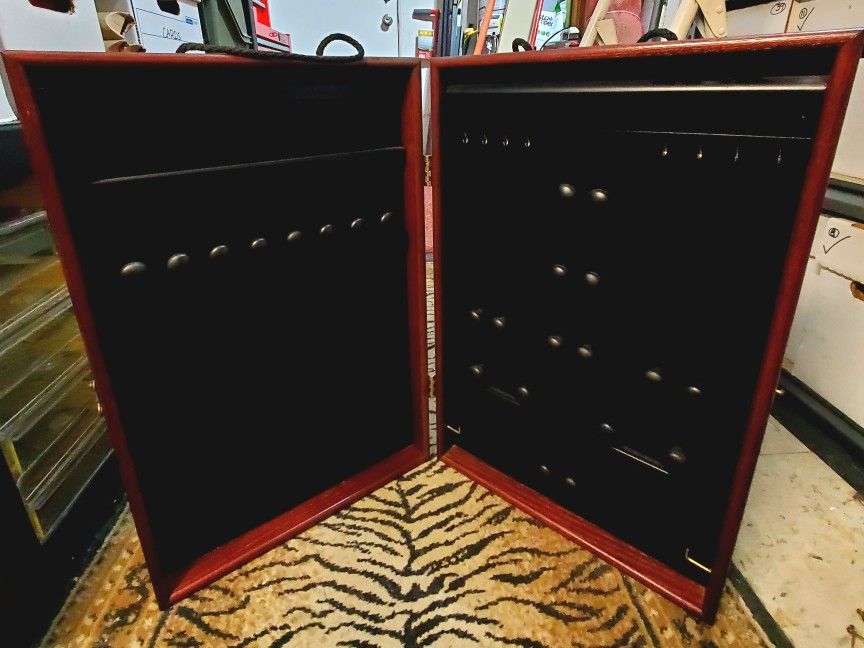 Showcases To Go Jewlery Display Case "H" Honorable