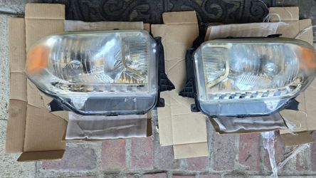2017 Toyota Tundra SR5 headlights (pair)