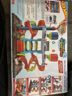 Hot Wheels City Mega Car Wash Playset with 1 Toy Color Shifters Car in 1:64 Scale, 7.01 in