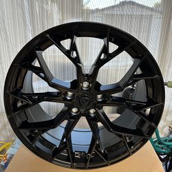 New Wheels Dolce Performance 19X8.5 - 5X114.3 Offset 35