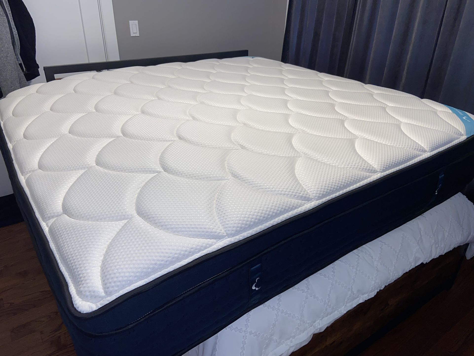 DreamCloud 14” King Mattress - Luxury Hybrid Gel Memory Foam - 7 Premium Pressure-Relieving Layers - Forever Warranty - CertiPUR-US Certified 