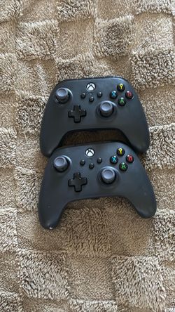 2 xbox controllers