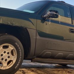 Chevy avalanche 2 Wheel Dr., Parting out