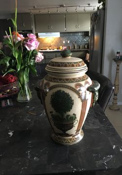 Decorative vase with top. 14” by 9”. Great look and in good condition.