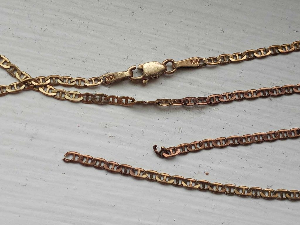 10kt Thin Broken Chain. 3.30 Grams.