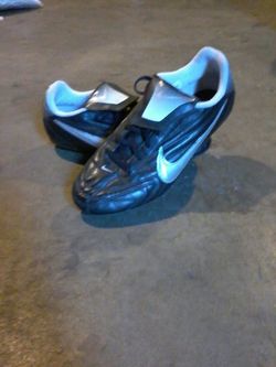 nike soccer cleats 10$ size 5.5y
